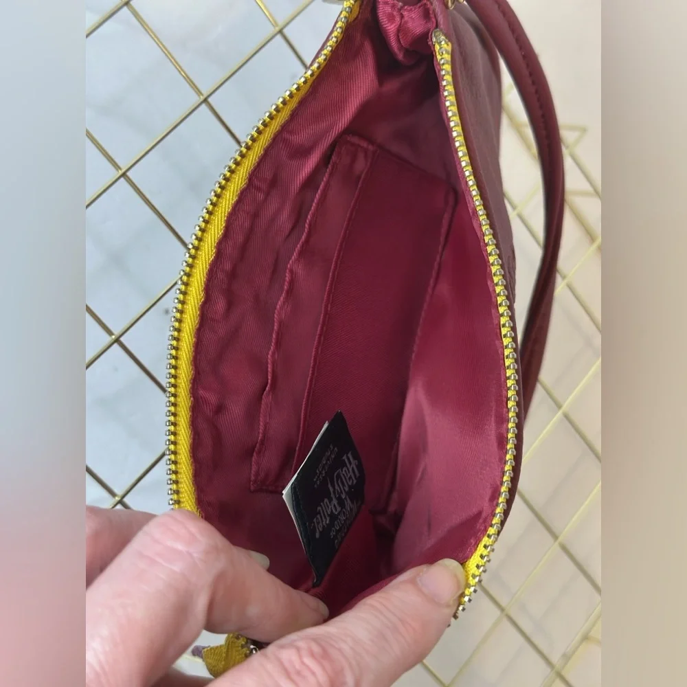 Universal Studios Wizarding World of Harry Potter Gryffindor Wristlet Purse